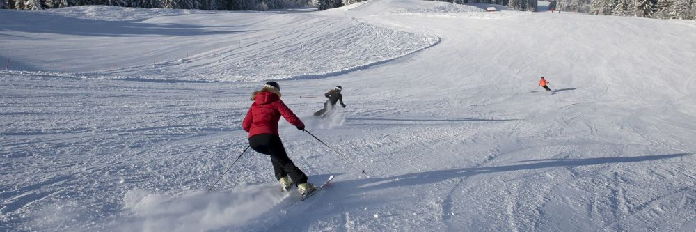Un skieur utilisant du matériel de location ski Les Gets