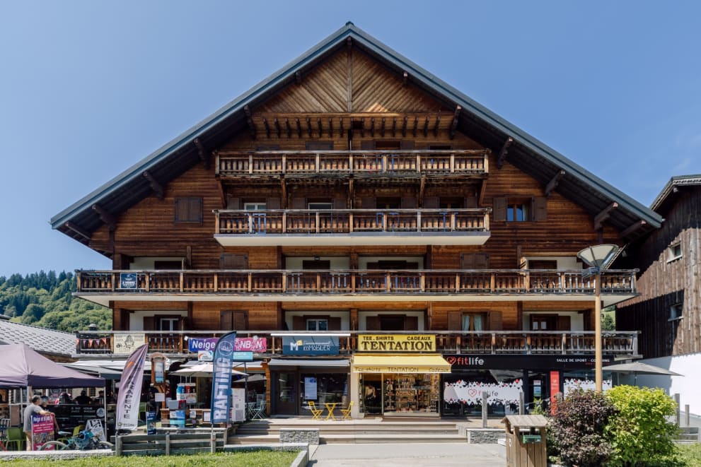 Azalees 1 - Apartment in the centre of Les Gets ski resort