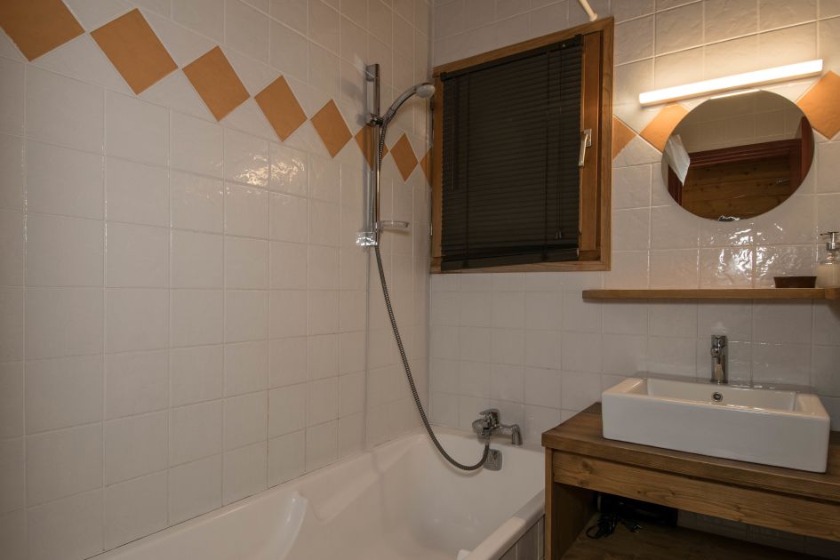 Ensuite bathroom in Chalet Novelin