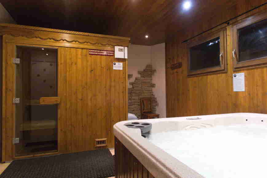The Sauna and hot tub in Chalet Novelin in Les Gets