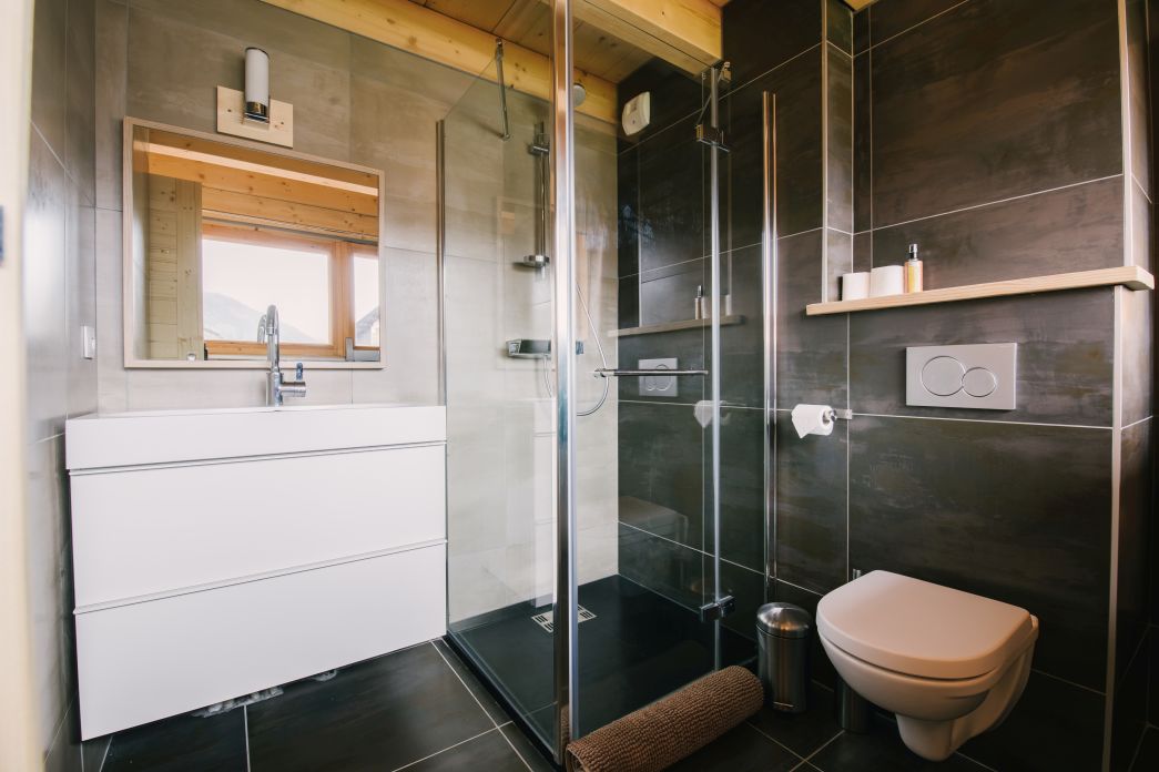 Des Salle-de-Bains Élégantes et Spacieuses à Travers le Chalet