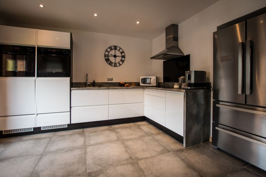 The well appointed kitchen in The Alpine Loft