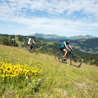 Kids mountain biking in Les Gets