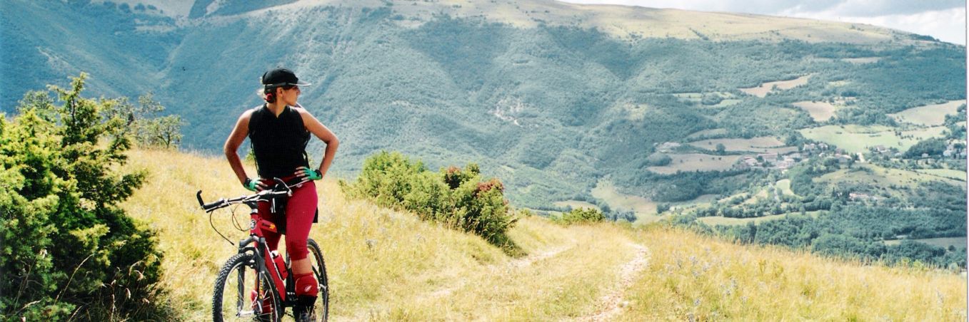 Femme assise sur un VTT qu'elle a obtenu de la location de vélos aux Gets