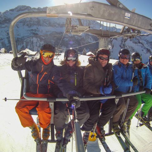 Des gens sur une remontée mécanique