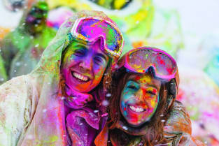 Two people having fun during Ski Colour festival