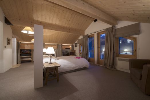 Bedroom 1 in Luxury Chalet La Chouette, Meribel