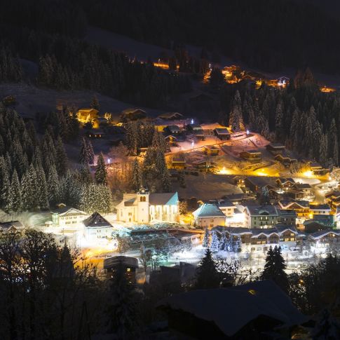 Le Village des Gets de Nuit | Vacances en Chalet aux Gets