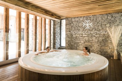 The semi outdoor hot tub in the Sources Du Chery spa in Les Gets